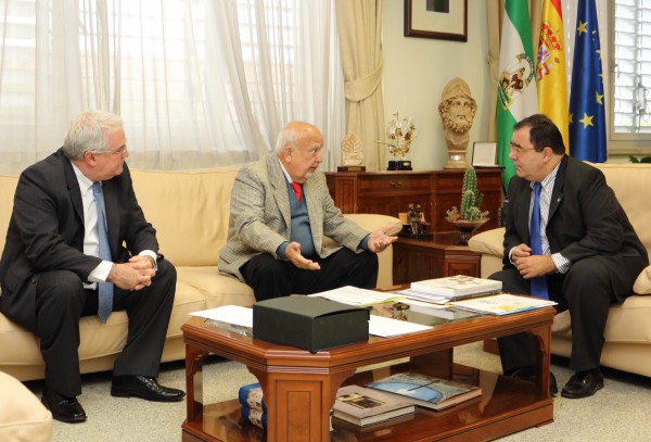 De izquierda a derecha, el cónsul Ulises Arranz Fernández, Héctor Hernández Pardo y el rector de la UPO Vicente Guzmán Fluja. 