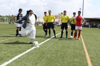 Saque de honor del partido de fútbol por la paz a cargo de Sor Lucía Caram.
