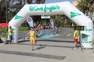 El ganador Alberto Guerrero Cascón cruzando la meta.