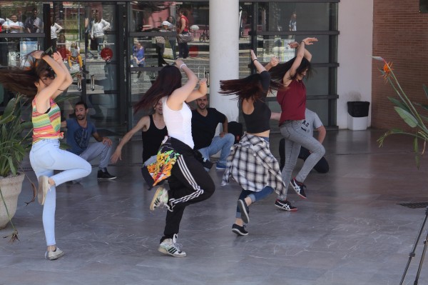 Bailarines de la Escuela de Danza Love2dance en la UPO