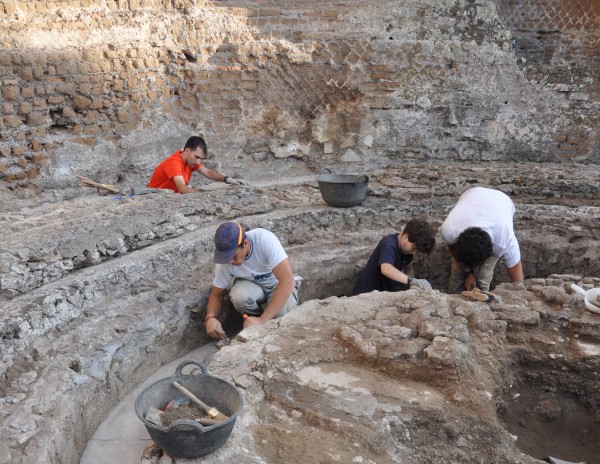 En la fotografía, excavaciones del equipo de la UPO en el stibadium de "Palazzo" (septiembre de 2014). 