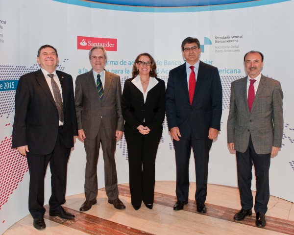 Rebeca Grynspan (3ª, izquierda) y José Antonio Álvarez (4º, izq) han firmado la adhesión de Banco Santander a la Alianza