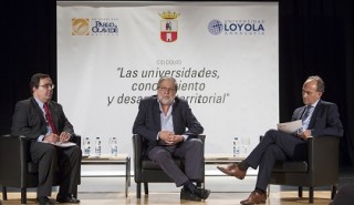 Los rectores de las Universidades Pablo de Olavide (izquierda) y Loyola Andalucía (derecha) con el alcalde de Dos Hermanas