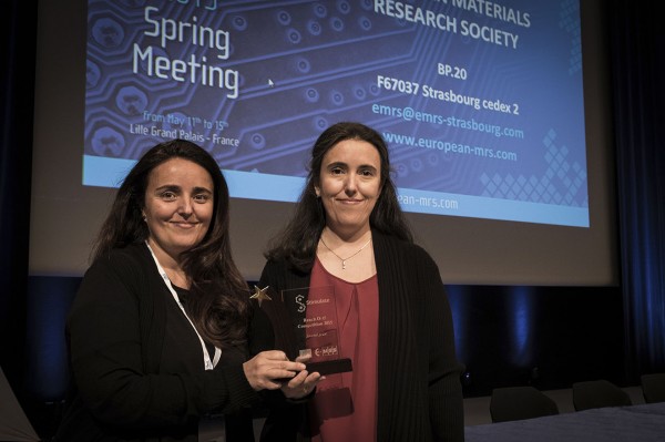 Pilar Ortiz (a la derecha) y Rocío Ortiz recogen el premio en el Spring Meeting 2015 de la EMRS celebrado en la localidad francesa de Lille