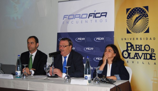 Ignacio Ochoa y Alicia Troncoso, con el presidente de FICA, Carlos García Gandul (centro)