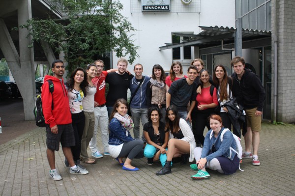 En la foto, en el centro de pie y con camisa marrón, la alumna de la UPO Isabel Barragán Vera junto a unos compañeros durante su estancia como voluntaria en Alemania.