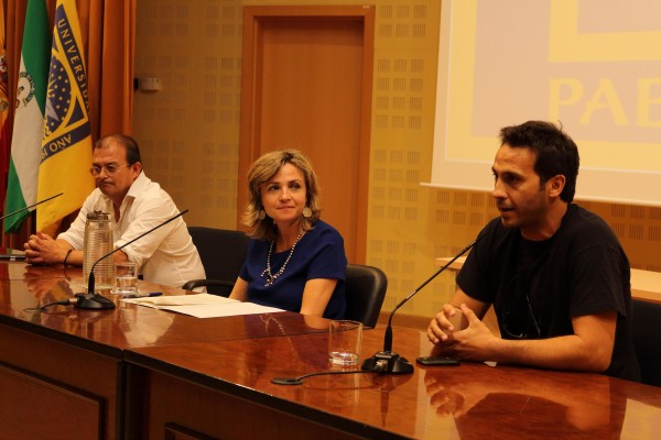 En la mesa, de izquierda a derecha, el antropólogo de la UPO Agustín Coca, la vicerrectora Elodia Hernández y el director Manu Trillo. 