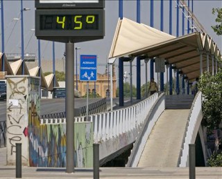 Termómetro en una calle del centro de Sevilla: marca 45 grados centígrados