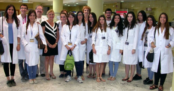 Alumnos acompañados de los tutores  y de la directora de Enfermería del Hospital  Univesitario de Valme, Carmen Candela Fuster.