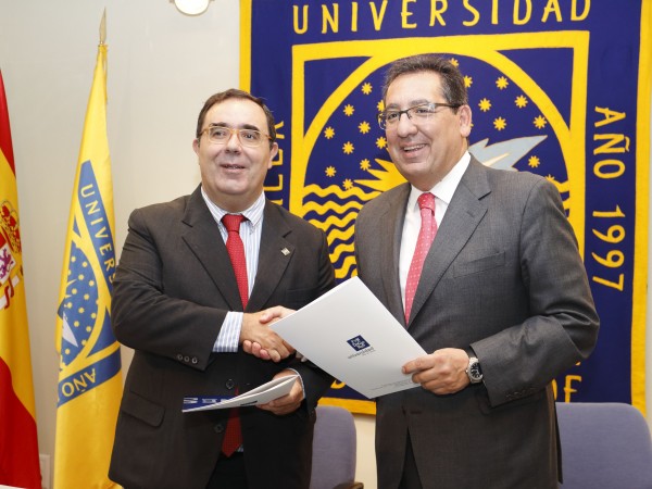 El rector de la UPO, Vicente Guzmán, y el presidente de la Fundación Cajasol, Antonio Pulido, han firmado un convenio de colaboración