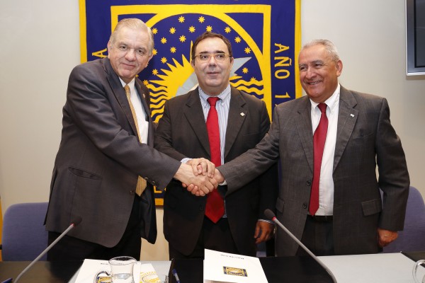 Jesús Ancer, rector de la UANL, Vicente Guzmán, rector de la UPO, y Víctor Cruz, director general de la Asociación Universitaria Iberoamericana de Postgrado