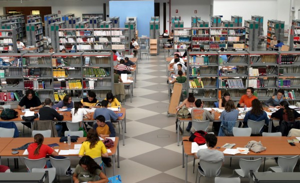 En la imagen, la Biblioteca de la UPO se llena de estudiantes en las fechas previas a la Selectividad.