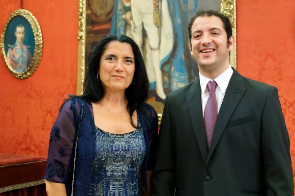 La vicerrectora de Internacionalización y Comunicación de la UPO   Pilar Rodríguez Reina junto al premiado Alejandro Martín-Montalvo Sánchez.