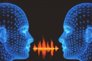 Discurso. Arte conceptual de computadora que representa el discurso. Una onda eléctrica (naranja) corresponde a las ondas de sonido (voces) producidas por las cabezas humanas de marco de alambre (azul).