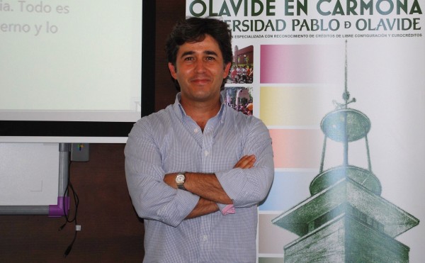 Antonio Rosal en la sede de los cursos de vernao, en Carmona