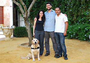 María Perea, Javier López y Arcadio Tejada. Junto a la perra Ula