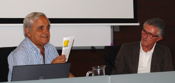 Juan Cruz, adjunto al director del diario El País (izquierda) y el presidente de la Asociación de la Prensa de Sevilla, Rafael Rodríguez