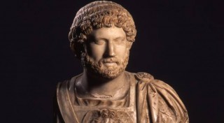 Busto del emperador Adriano.