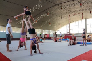 En las instalaciones de la UPO entrenan más de 80 gimnastas de edades comprendidas entre 3 y 16 años.
