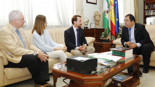 El rector Vicente Guzmán (dcha) ha recibido hoy al presidente del Proyecto Socio-Cultural de la Compañía Sevillana de Zarzuela, Javier Sánchez-Rivas, la directora de la orquesta, Elena Martínez, y el presidente del Patronato Institucional del proyecto, Francisco Guerrero (izquierda)