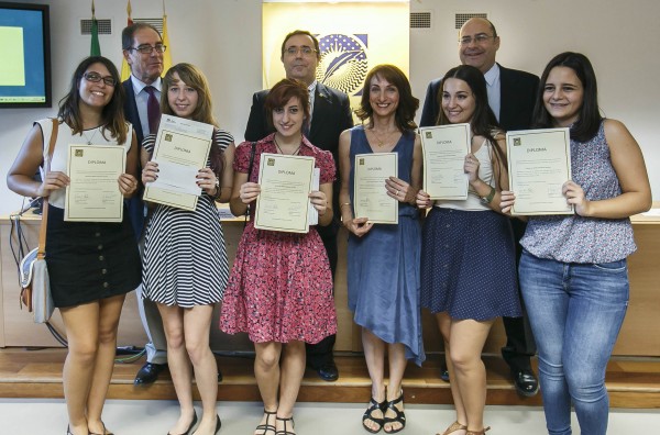 Profesora y estudiantes del IES Velázquez ganadores del primer Premio Humanitas, junto al rector de la UPO, el decano de Humanidades y el secretario del jurado