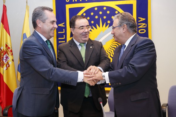 Vicente Guzmán (en el centro) firma un convenio con Juan Bueno (a la izquierda) y Juan Ignacio Zoido