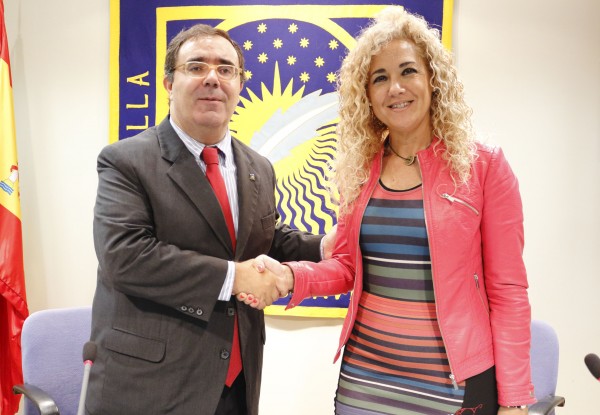 En la imagen, el rector de la UPO y la alcaldesa del Ayuntamiento de Castilleja de la Cuesta.