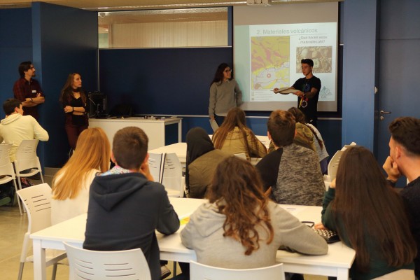 Los estudiantes han participado en el taller “Los Suelos de Sevilla”.