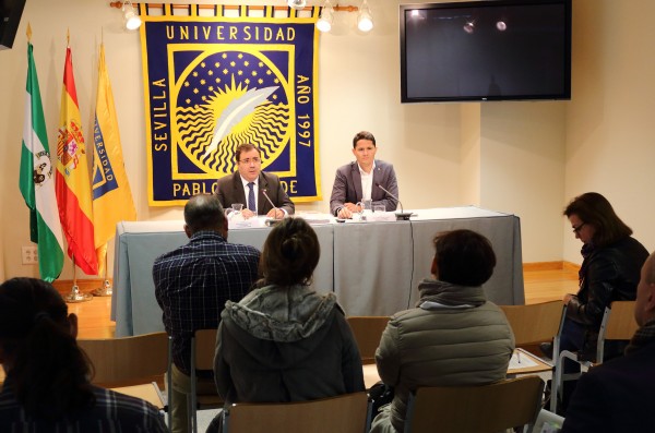 Vicente Guzmán ha presentado el Plan de Ayudas Sociales de la Universidad Pablo de Olavide, acompañado por el vicerrector de Estudiantes, Antonio Herrera.