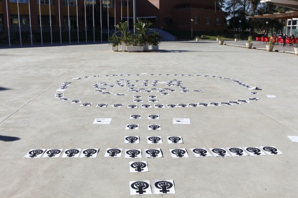 Los estudiantes de la Olavide han creado un camino simbólico hecho con mensajes contra la violencia hacia las mujeres.