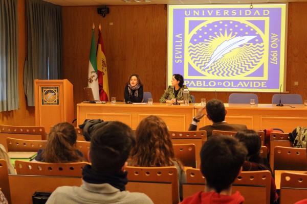 Rosario Moreno y Cristina Rosillo en la presentación del coloquio. 
