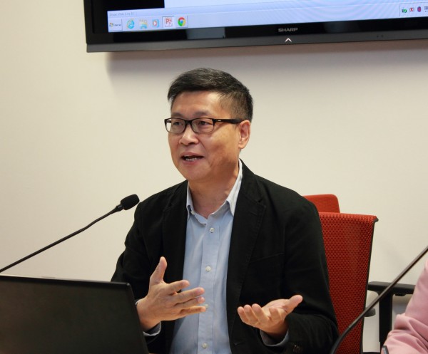 Kin-Man Chan durante su conferencia en la UPO