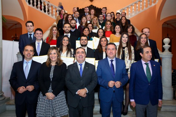 El alcalde y los rectores de las dos universidades públicas sevillanas con los estudiantes premiados