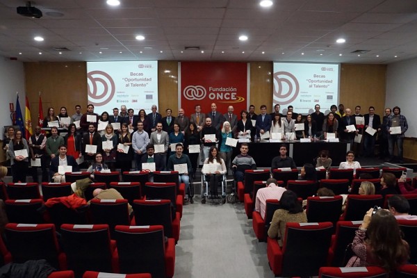 Imagen de grupo del acto de entrega de las becas de la Fundación ONCE. 