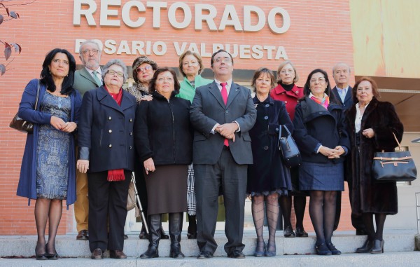 Loa mayores del municipio de Tomares junto a la vicerrectora de Internacionalización y Comunicación de la UPO, Pilar Rodríguez Reina (a la izquierda de la imagen) y el rector Vicente Guzmán (en el centro de la imagen). 