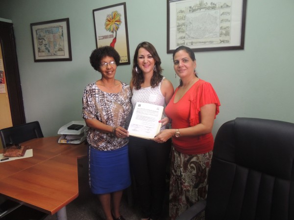 En la imagen, de izquierda a derecha, la vicedirectora de Investigación de la ENSAP Nereida Rojo; la profesora de la UPO Itahisa Pérez Pérez, y la vicedirectora general de la ENSAP Tania Lizz Aguilar Guerra. 