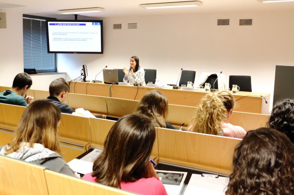 Lourdes Moya,  técnica de Orientación Profesional de la Fundación Universidad Pablo de Olavid, ha impartido un taller  sobre competencias y curriculum vitae.