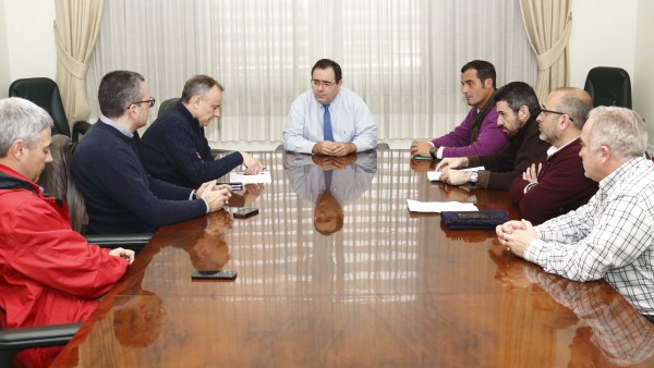 Miguel Albéndiz, tercero por la izquierda, en su visita al Rectorado acompañado por los delegados de CCOO en la UPO