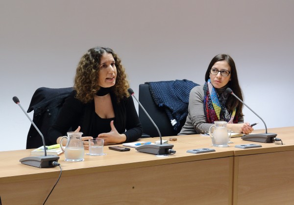 Lara Cortés Fernández impartiendo la ponencia “¿Hay vida para un intérprete más allá de las organizaciones internacionales? La interpretación en el mercado privado”