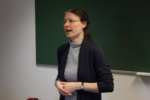La profesora Jennifer Kunz impartiendo el seminario en la UPO