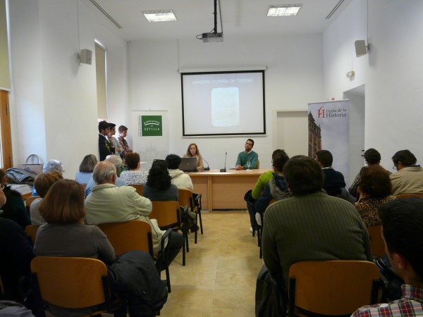 Juan Carlos Arboleda Goldaracena y Silvia María Pérez González en la conferencia impartida el martes 1 de marzo.