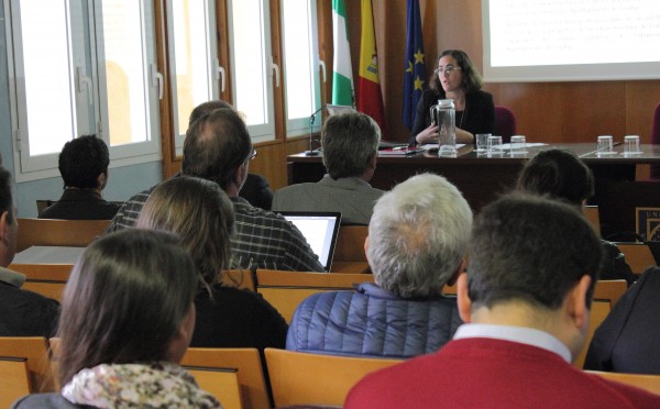La profesora Virginia Rodríguez durante el seminario en la UPO
