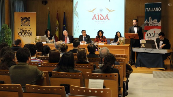 En la mesa, de izquierda a derecha, Estefanía Flores Acuña, Emilio Galán, el rector de la UPO Vicente Guzmán, Pilar Rodríguez Reina y Marina Sciarretta. 