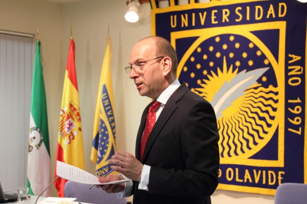 El ministro consejero de la Embajada británica en Madrid, Daniel Pruce, durante la conferencia impartida en la UPO.