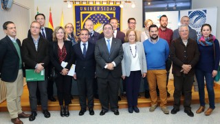Los representantes de los distintos municipios, Diputación de Sevilla y la Consejería de Igualdad y Bienestar Social junto a  Rafael Herrador, Vicente Guzmán y Amparo Rubiales. 