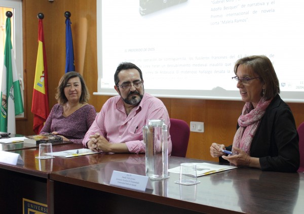 De izqda a dcha: María Isabel Fijo, José Antonio Illanes y Amalia Vahí durante la presentación del libro en la UPO.