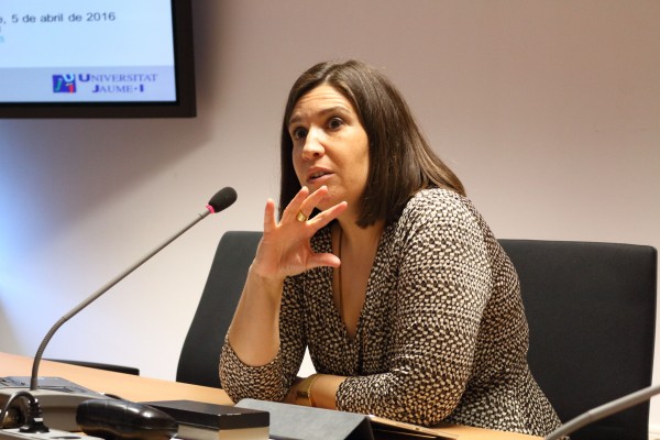 La ponente Rosa Agost durante la conferencia en la UPO