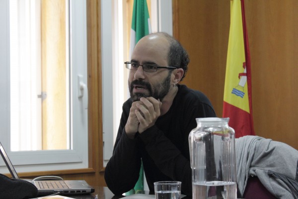 El traductor Sergio España durante la conferencia impartida en la UPO