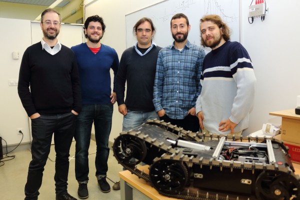 En la imagen, en el centro, el investigador Luis Merino, junto a los investigadores del equipo de la Universidad Pablo de Olavide participantes en el proyecto.