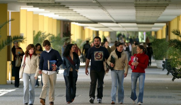 Estudiantes en el campus de la UPO